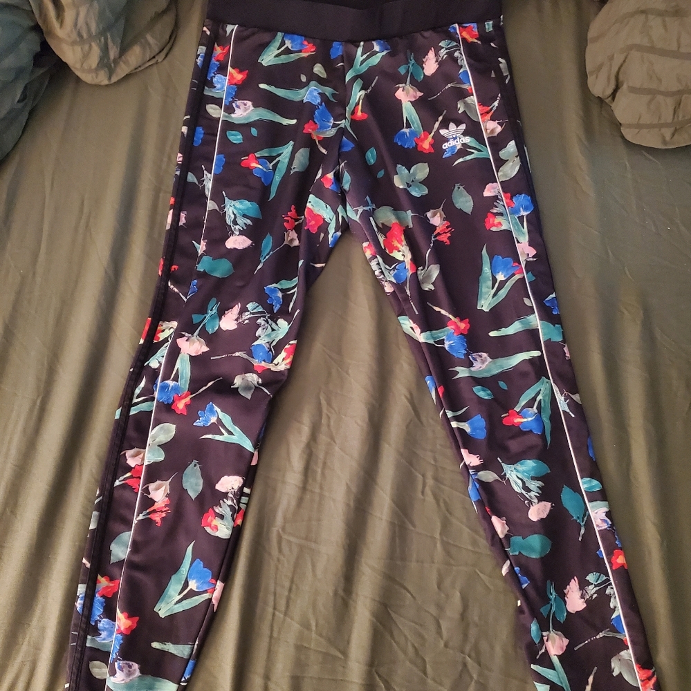 SOLD🖤ADIDAS FLORAL LEGGINGS, MEDIUM🖤
